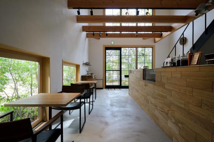倉敷市に完成した林のカフェ。シンプルな内装とアンティーク家具でまとめた上質の空間です。