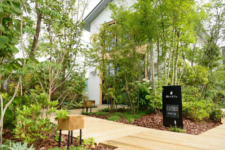 倉敷市に完成した林のカフェ。150種類以上の草木花が季節ごとに表情を変え、お客様を迎えます。