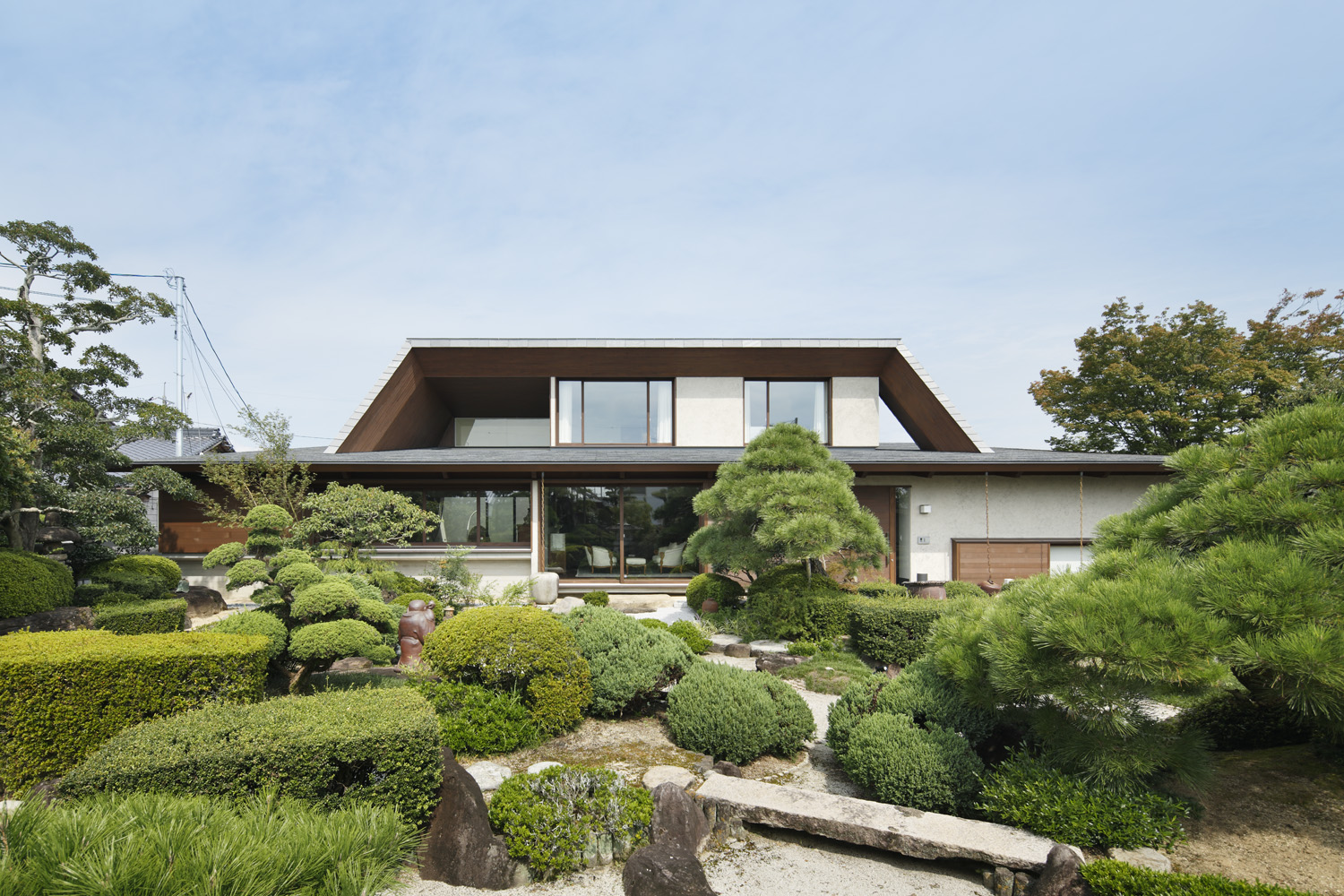 広大な敷地に広がる日本庭園とモダンな高級住宅