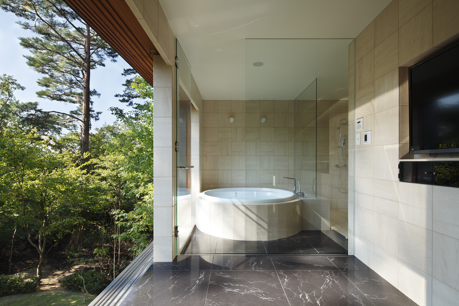 森の中に建つ高級住宅の開放的な浴室