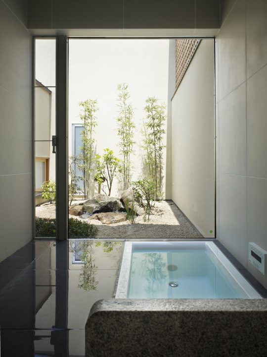 中庭を眺めながらゆっくりできる貸切露天風呂のような贅沢な浴室
