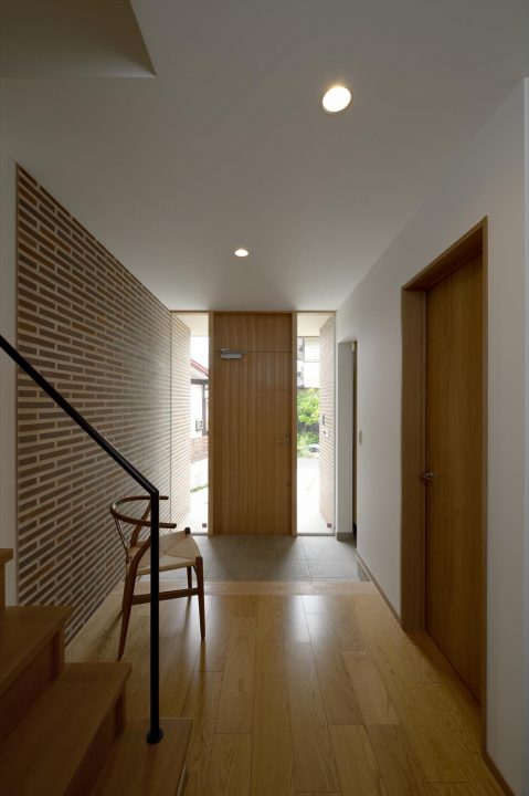 タイルと木製建具で高級感ある玄関