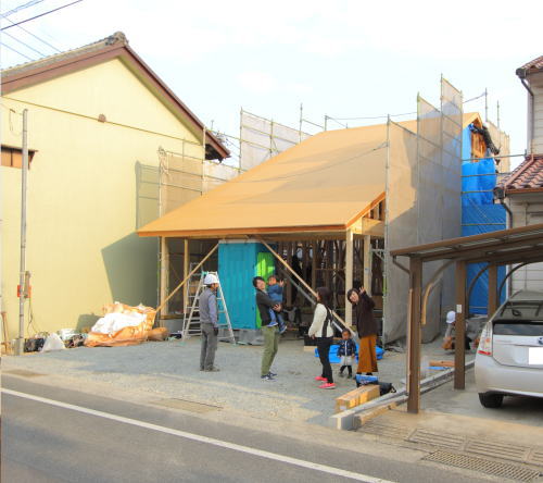 大屋根の家