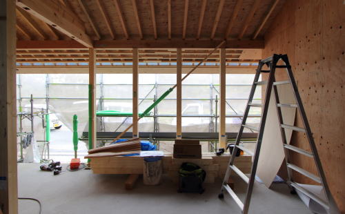 木工事と屋根とコントラスト