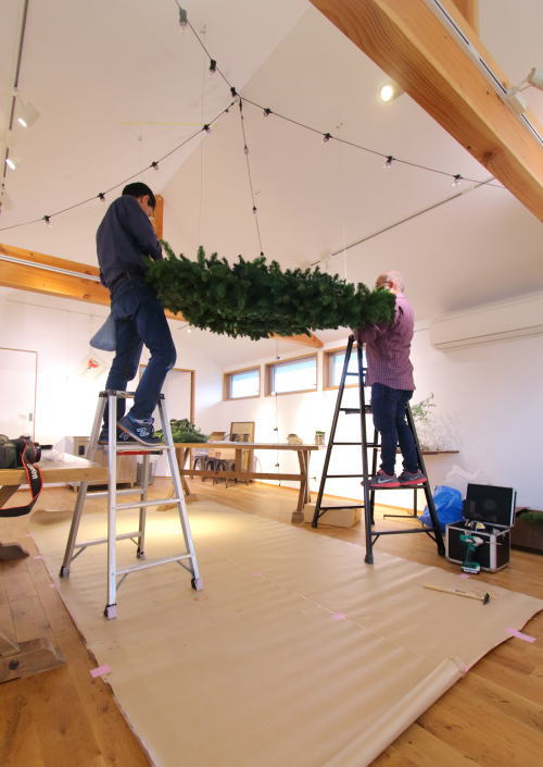 クリスマスの飾りつけと期間限定デザートプレート