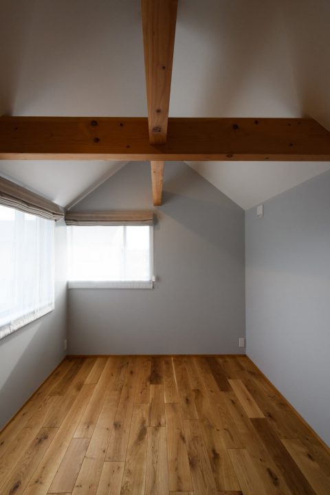 倉敷市の注文住宅、二連奏の家の天井が高い寝室完成写真