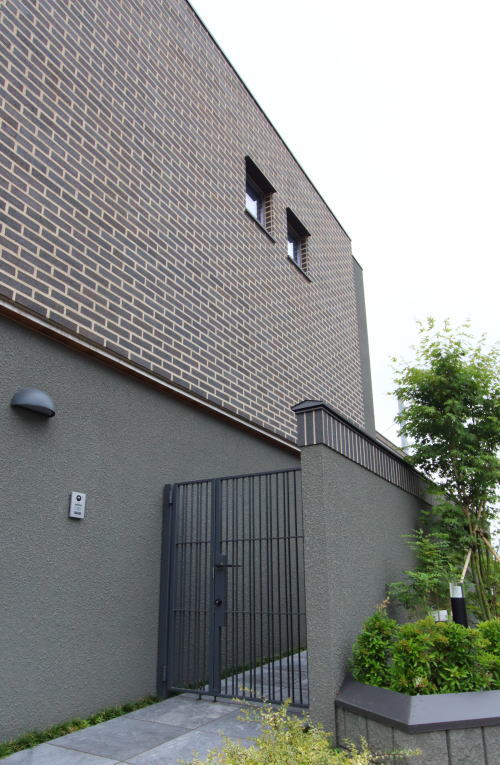 岡山市南区のゼロエネルギー住宅、門扉がカッコイイ北側外観