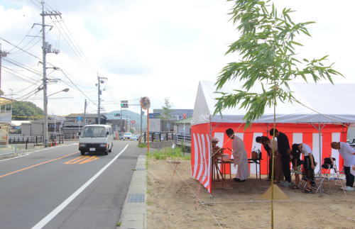 岡山市中区海吉に建築がスタートした三角形の理容室STAYの地鎮祭風景