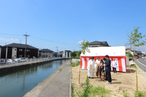 岡山市中区海吉に建築がスタートした三角形の理容室STAYの敷地前にある川