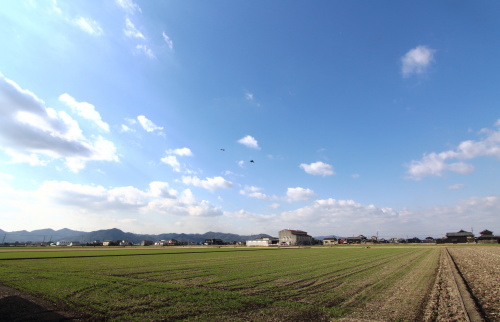 岡山市南区藤田に建築中の田園に浮かぶ平屋から見える絶景