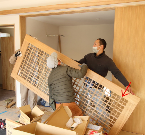 建具職人さん３人による格子戸の吊り込み