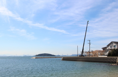 青い海と上棟