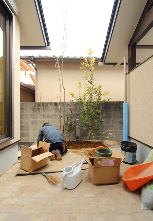 中庭の植栽を植えている職人さん