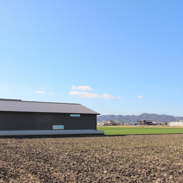 田園に浮かぶ平屋