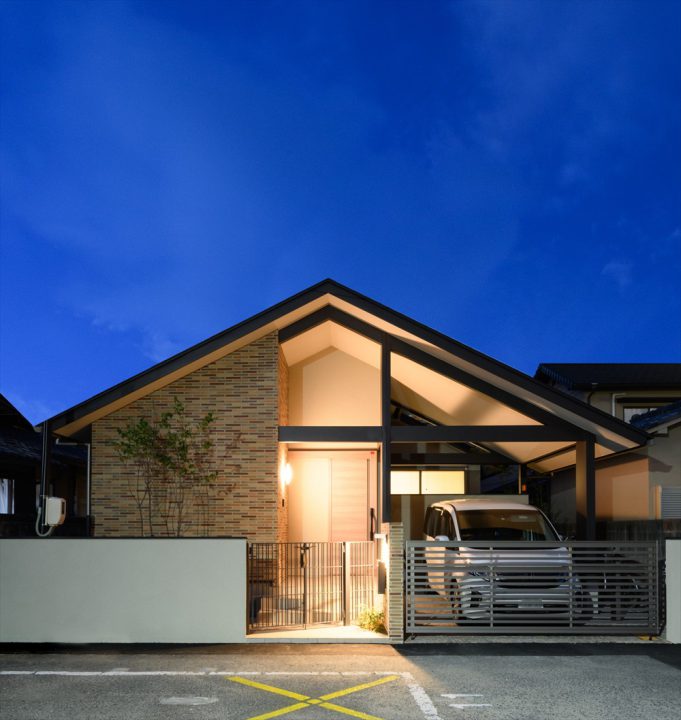 岡山市中区に完成した注文住宅、切妻屋根の堂々としたカッコイイ住宅外観