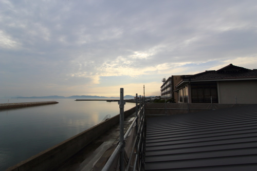 倉敷市に建築中の平屋、夕日と平屋