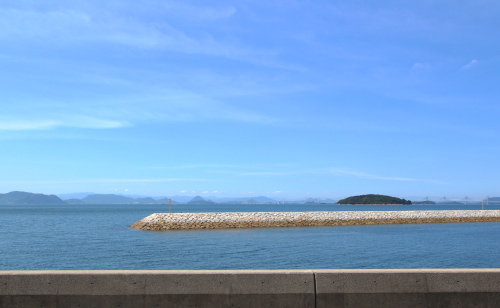 ８月の青い空と瀬戸内海の絶景