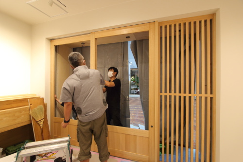 岡山市北区表町の店舗改装工事、岡山大建さんによる家具と建具の工事風景
