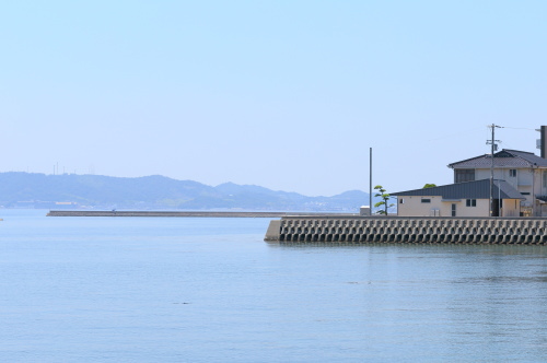 倉敷市に完成した海を眺めながら暮らす平屋の家、穏やかな瀬戸内海と住宅外観