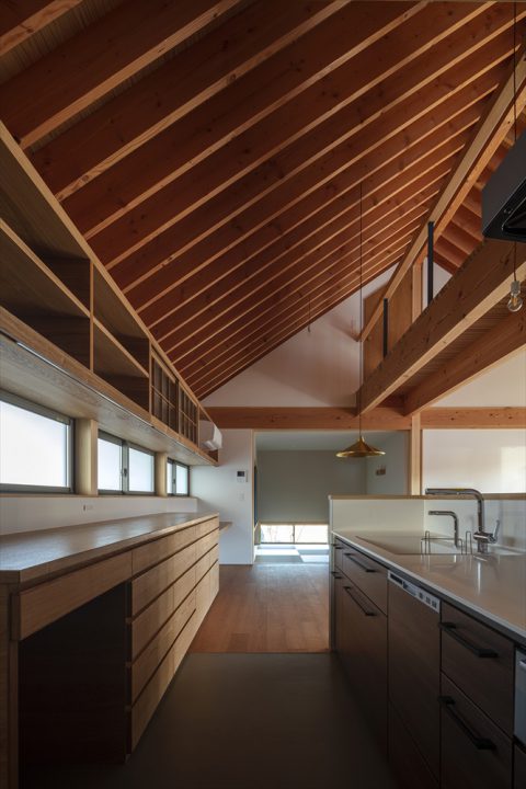 倉敷市に完成した注文住宅、垂木あらわし天井の家。木で製作した背面収納で統一感のあるキッチン