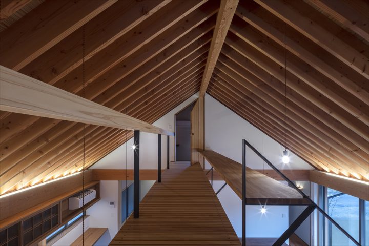 倉敷市に完成した注文住宅、垂木あらわし天井の家。迫力ある木の渡り廊下