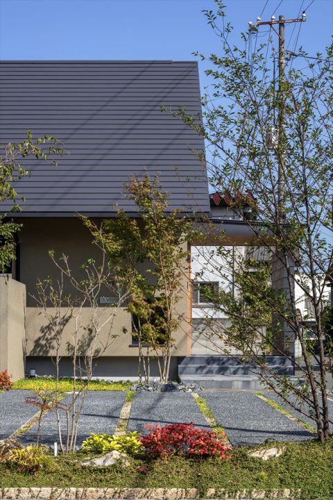 倉敷市に完成した注文住宅、垂木あらわし天井の家。植栽デザイン