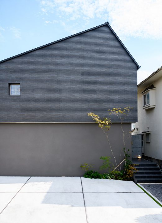 岡山市南区に完成した北欧注文住宅、グレーの外壁タイルが重厚感のあるモダンな外観
