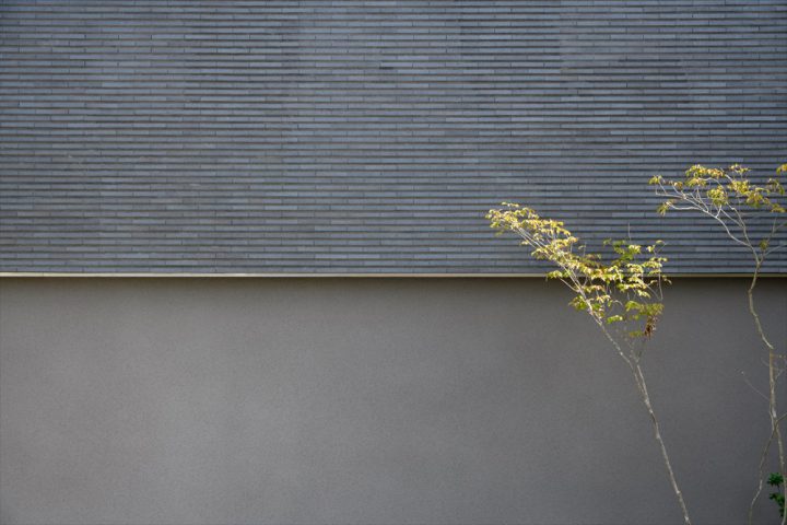 岡山市南区に完成した北欧注文住宅、グレーのタイルがモダンな外観