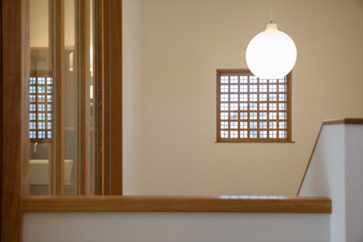 岡山市南区に完成した北欧注文住宅、格子窓と照明のある明るい階段ホール