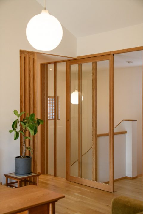 岡山市南区に完成した北欧注文住宅、ガラス戸と木のシンプルな仕切り