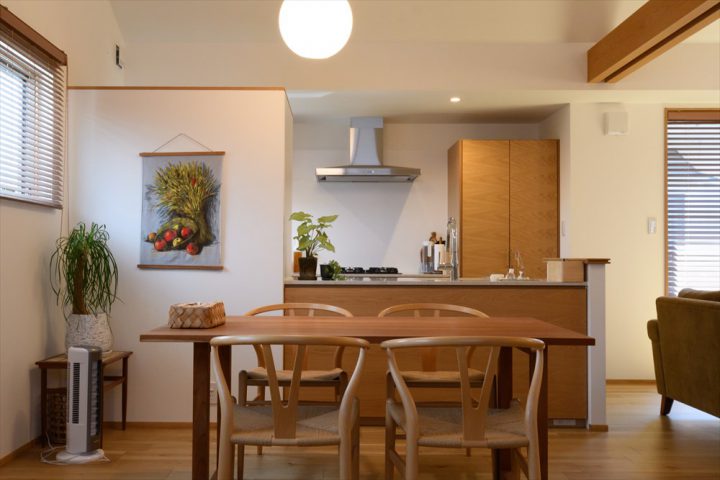 岡山市南区に完成した北欧注文住宅、木目のオーダーキッチンのある風景