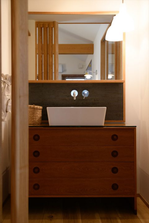 北欧アンティーク家具で製作したオリジナルの洗面化粧台