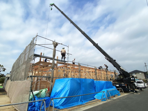 倉敷市玉島にて建築がスタートした小野内科医院新築工事、秋空の上棟