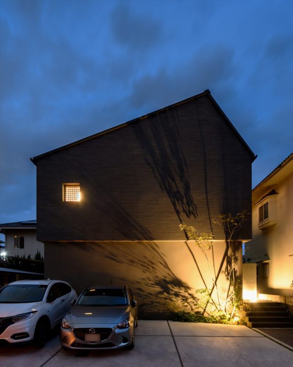 岡山市南区に完成した北欧注文住宅、グレーの外壁タイルが重厚感のあるモダンな外観