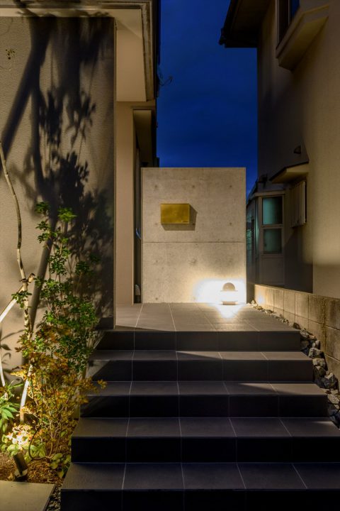 岡山市南区に完成した北欧注文住宅、ライトアップされた幻想的な夜のエントランス