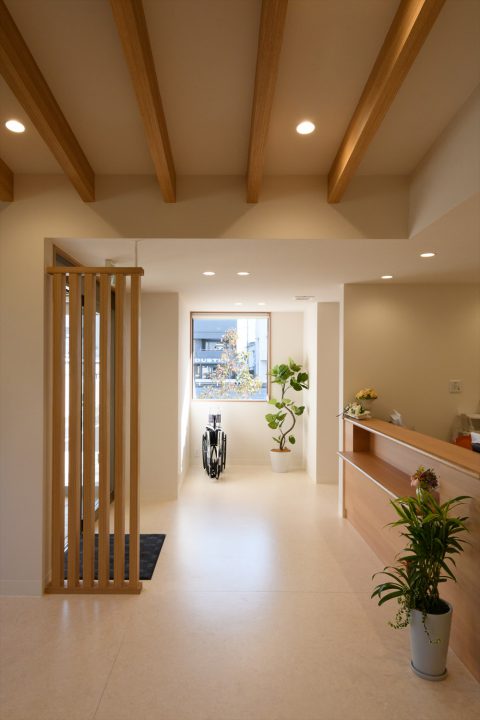 岡山市北区野田に完成したあんどう内科クリニック、大きな自動ドアと開口で明るい待合室
