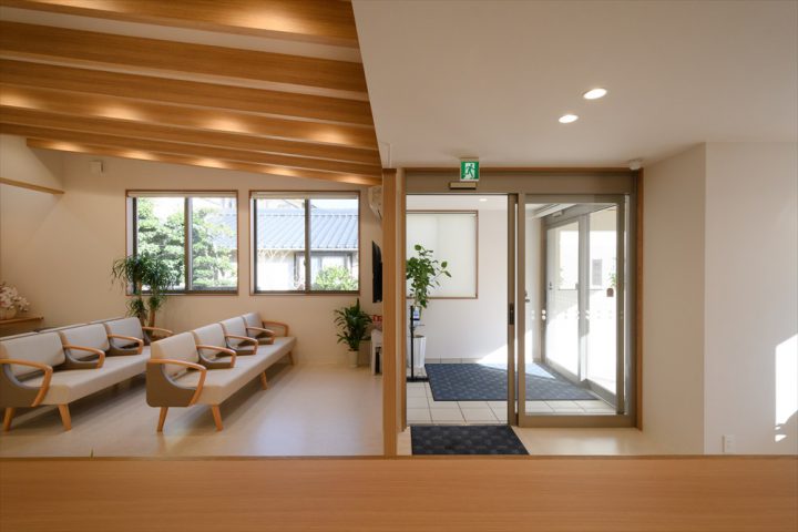 岡山市北区野田に完成したあんどう内科クリニック、大きな自動ドアと開口で明るい待合室