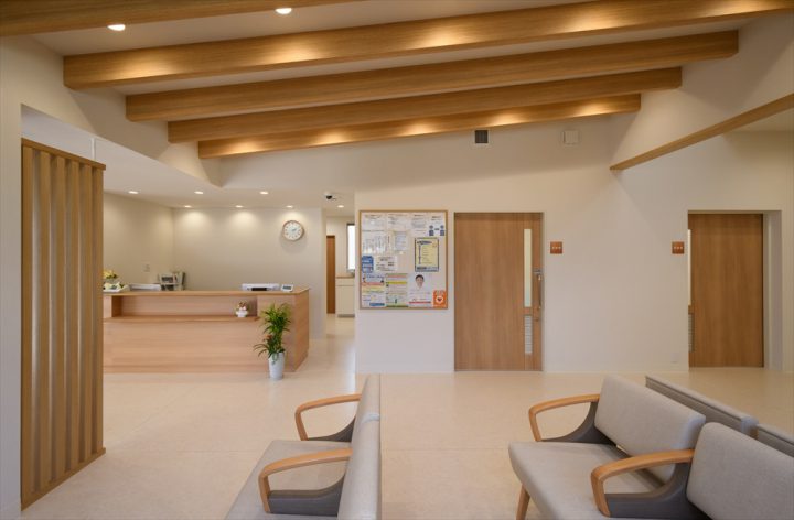 岡山市北区野田に完成したあんどう内科クリニック、勾配天井で開放感のある広々とした待合室