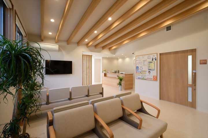 岡山市北区野田に完成したあんどう内科クリニック、梁を見せる勾配天井の待合室