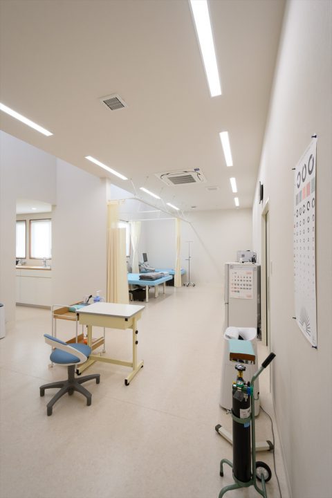 岡山市北区野田に完成したあんどう内科クリニック、吹き抜けがあり明るい空間の処置室