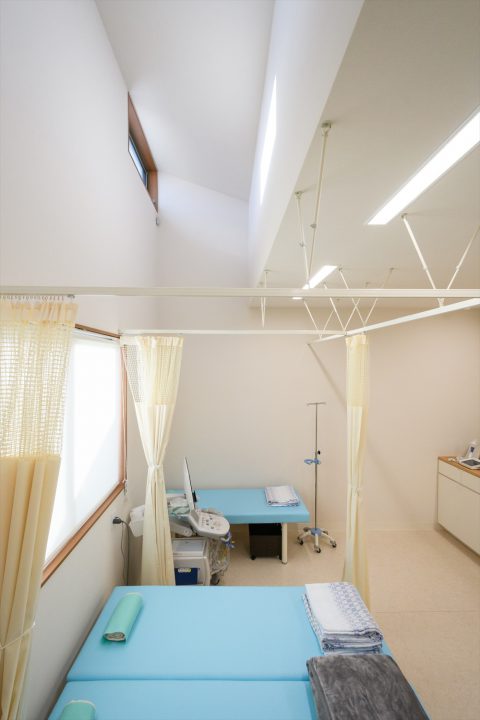 岡山市北区野田に完成したあんどう内科クリニック、吹き抜けがあり明るい空間の処置室