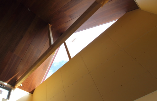 倉敷市玉島にて建築中の小野内科医院新棟新築工事、外観の特徴となる三角屋根