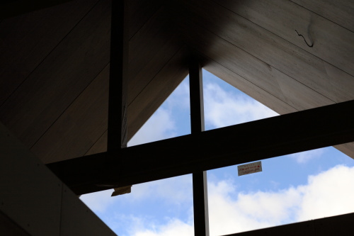 倉敷市玉島にて建築中の小野内科医院新棟新築工事、三角の高窓から見える青空