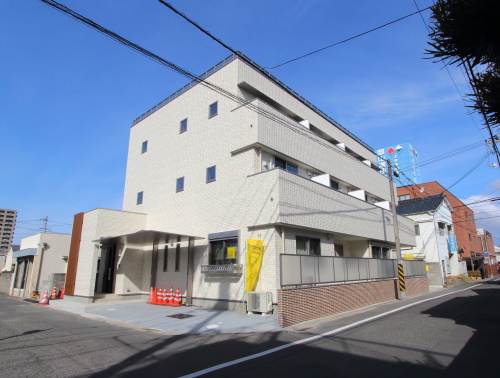 岡山市北区伊島町にて完成した3階建ての賃貸併用住宅、アパート東南の外観