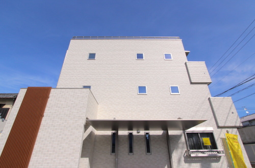 岡山市北区伊島町にて完成した3階建ての賃貸併用住宅、アパート南の外観