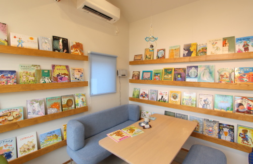 吉備中央町にて完成した絵本の図書館コミュニティスペース、絵本に囲まれたソファー席