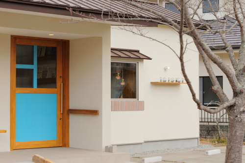 吉備中央町にて完成した絵本の図書館コミュニティスペース、かわいいお店の外観