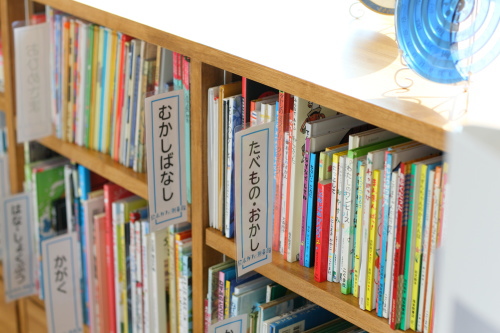 吉備中央町に完成した絵本の図書館～コミュニティスペース～、わかりやすくコーナーでまとめた本棚コーナー