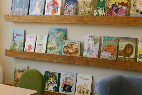 吉備中央町に完成した絵本の図書館～コミュニティスペース～、壁一面の本棚と絵本