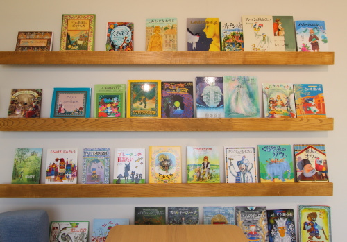 吉備中央町に完成した絵本の図書館～コミュニティスペース～、壁一面の本棚と絵本